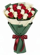Букет Микс из красных и белых роз в Балково