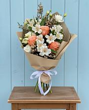 Букет цветов из:  Альстромерии, Лизиантусы, Розы и Хризантемы в Балково