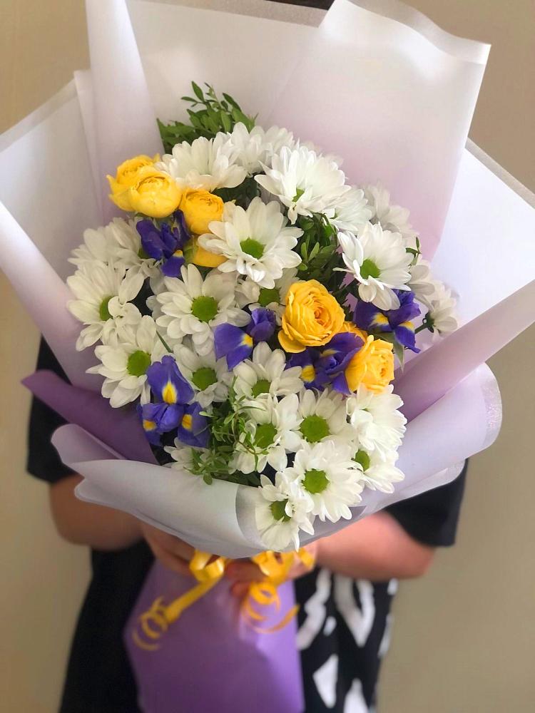 Букет цветов из: Ирисы, Хризантемы и Розы в Балково