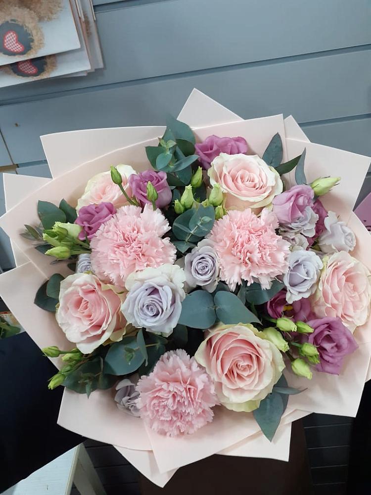 Букет цветов из: Розы, Гвоздики и Лизиантусы в Балково