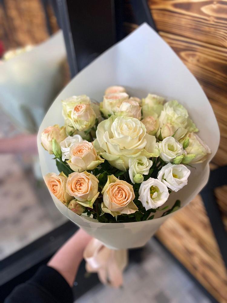 Букет цветов из: Розы и Лизиантусы в Балково